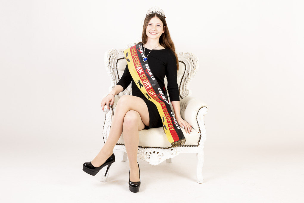 Foto Lena Miss-German-Sport Heart-of-Country mit Urkunde