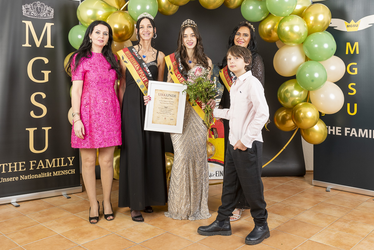 Kürung von Eleftheria Nika im Fotostudio