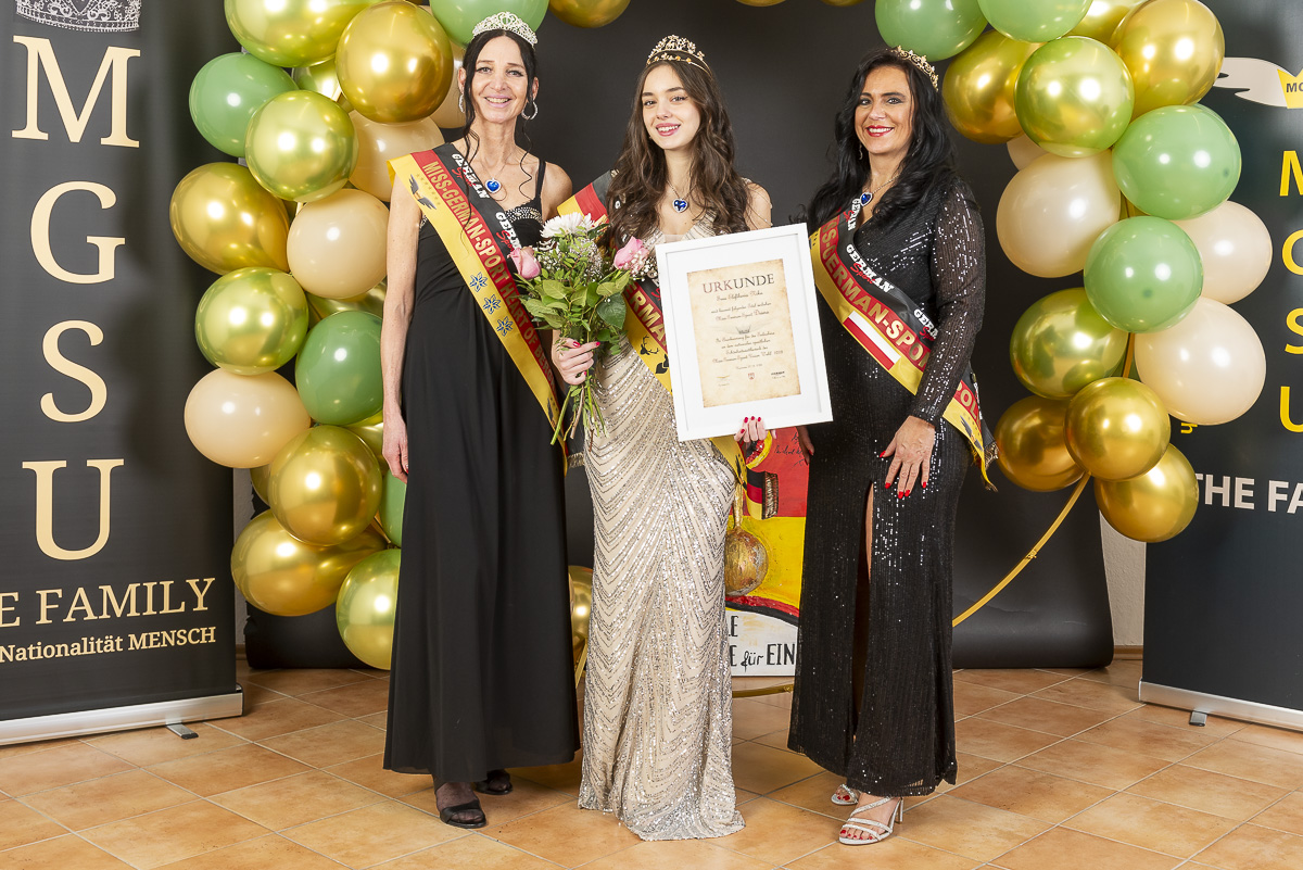 Kürung von Eleftheria Nika im Fotostudio